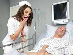 Grosser arsch, Grosse titten, Blasen, Hundestellung, Handjob, Lingerie, Krankenschwester, Strümpfe