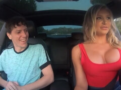 Grote mammen, Blond, Diep in de keel, Hondjeshouding, Handbeurt, Hardcore, Masturbatie, Ruw