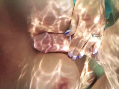 Tetas grandes, Mamada, Morena, Al aire libre, Piscina