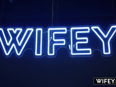 Blonde, En levrette, Doigter, Hard, Talons, Interracial, Tatouage, Plan cul à trois