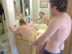 Cul, Salle de bains, Gros cul, Blonde, Éjaculation interne, Faciale, Maman, Seins naturels