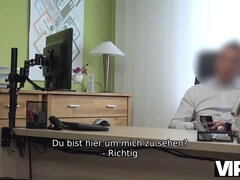 Kreditvermittler pay a Czech couple for their casting couch sex with a bang