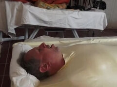 Paar, Gehörnter ehemann, Aufs gesicht abspritzen, Weibliche domination, Handjob, Hd, Erniedrigung, Gefesselt