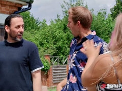 Culo grande, Mamada, Estilo perrito, Doble penetracion, Látex, Madres para coger, Al aire libre, Trio