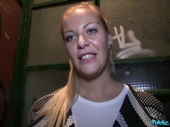 18 jaar, Grote kont, Blond, Hondjeshouding, Geld, Natuurlijke tieten, Tiener, Tieten likken