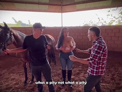 Culo grande, Tetas grandes, Mamada, Morena, Pareja, Estilo perrito, Granja, Público