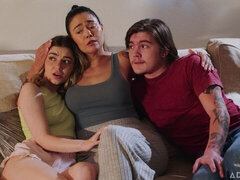 Gros cul, Grosse bite, Gros seins, Sucer une bite, En levrette, Interracial, Maigrichonne, Adolescente