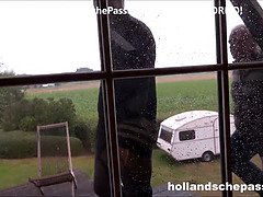 Blonde ronde huisvrouw geilt op pik