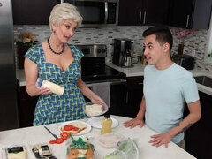 Grosse bite, Gros seins, Sucer une bite, En levrette, Cuisine, Mature, Mère que j'aimerais baiser, Cheveux courts