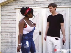 Gros seins, Noire, Rondelette, En levrette, Faciale, Interracial, Seins naturels, Rasée