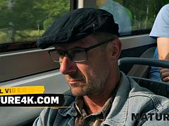 デカチン, フェラチオ, ハードコア, なめる, 熟年, 淫乱熟女, 公共, 剃毛