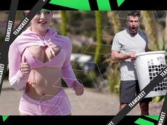 Sucer une bite, Médecin, Argent, Bureau, Petite femme, Rousse roux, Nénés