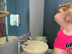 Salle de bains, Sucer une bite, En levrette, Branlette thaïlandaise, De plein air, Piercing, Pov, Toilettes