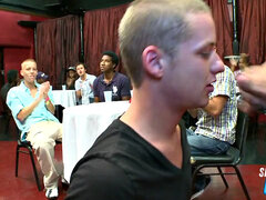 Sucer une bite, Gorge profonde, Homosexuelle, Groupe, Fête, Petite femme, Réalité, Fessée