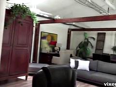 Leie, Grosse titten, Blasen, Spermaladung, Fingern, Latina, Hintern versohlen, Titten