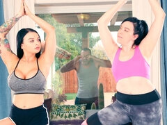 Grosse titten, Blasen, Hundestellung, Handjob, Lecken, Milf, Sport, Tätowierung