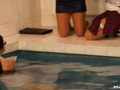 Pelea de gatas, Piscina, Colegiala, Medias largas, Maestra, Bajo el agua, Mojado