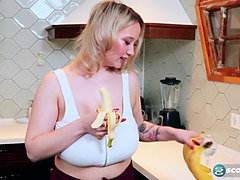 Grosse titten, Blondine, Vollbusig, Nahrung, Küche, Natürlich, Natürlichen titten, Solo
