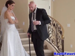 Jenni Lee's close-up wedding video with a photographer who loves getting fucked and taking a facial