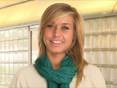 En gros plan de très près, Extrême, Massage, Masturbation, Orgasme, Public, Secrétaire, Solo