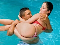 Gros cul, Grosse bite, Gros seins, Sucer une bite, Brunette brune, Mère que j'aimerais baiser, De plein air, Piscine