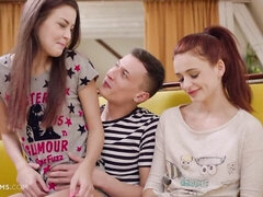 Incroyable, Sucer une bite, En levrette, 2 femmes 1 homme, Rousse roux, Maigrichonne, Adolescente, Nénés