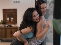 Gros seins, Face assise, Doigter, Interracial, Lesbienne, Léchez, Orgasme, Chatte