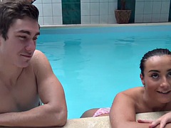 Amateur, Sucer une bite, Brunette brune, Cocu, Hard, Pov, Sauna, Pute