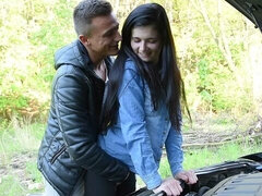 Grosse bite, Brunette brune, Voiture, En levrette, Seins naturels, De plein air, Adolescente, Nénés