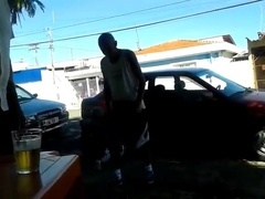 Pinguco mijando na calcada do bar 6