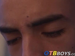 Amazing backdoor bandits have one sexy threeway on the sofa