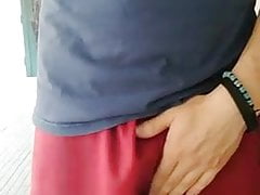 Cazzo duro nei pantaloncini all'aperto
