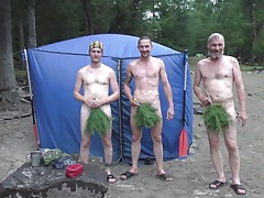 Machos russos numa sauna portatil no mato