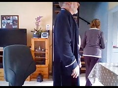 Opa wichst neben Frau