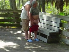 Abuelo y Gordo tienen sexo al aire libre