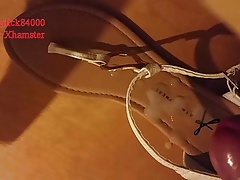 branle et ejaculation sur chaussure de ma voisine