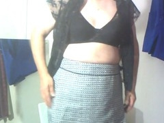 DEE GETS READY FOR HER SHIFT