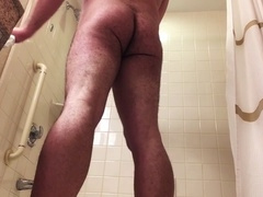Beefy guy bounces his hairy delicious buns, sensually cleans his tight ass