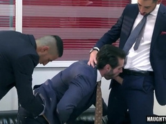 Muscle queer three-way and facial cumshot