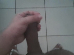 Gosto de me masturbar quando eu estou sozinho em meu apartamento!!