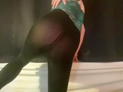 Teen twink in leggings jerking off and showing off his great ass