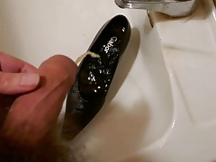 Piss in wifes violet classic pump