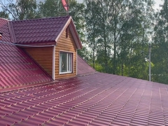 Fellow humps nicely-shaped man in the window of the palace disregarding the roof -187