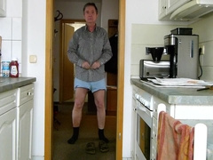 Andreas Stript Und Trinkt Seinen Eigenen Natursekt