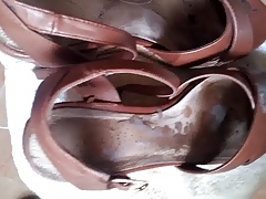 Sborro scarpe amica moglie mentre dorme