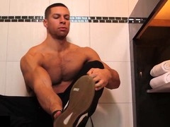 Meet muscle jock Sean Costin in his solo bathroom action