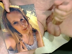 rattenscharfen chick die volle Ladung ins Gesicht gewichst