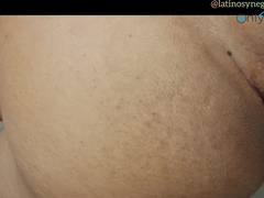 Mi amigo me penetra con su enorme y gruesa polla y casi no me cabe.