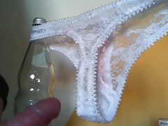 Spitzen String Thong vollgespritzt cum wichsen User panty