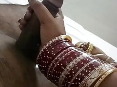 Desi cd giving handjob in saree